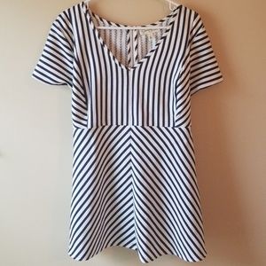 Jessica Simpson maternity top